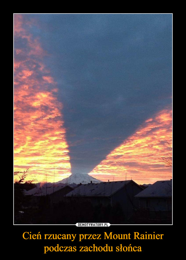 Cień rzucany przez Mount Rainier podczas zachodu słońca –  