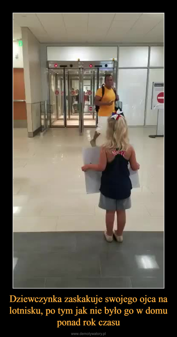 Dziewczynka zaskakuje swojego ojca na lotnisku, po tym jak nie było go w domu ponad rok czasu –  