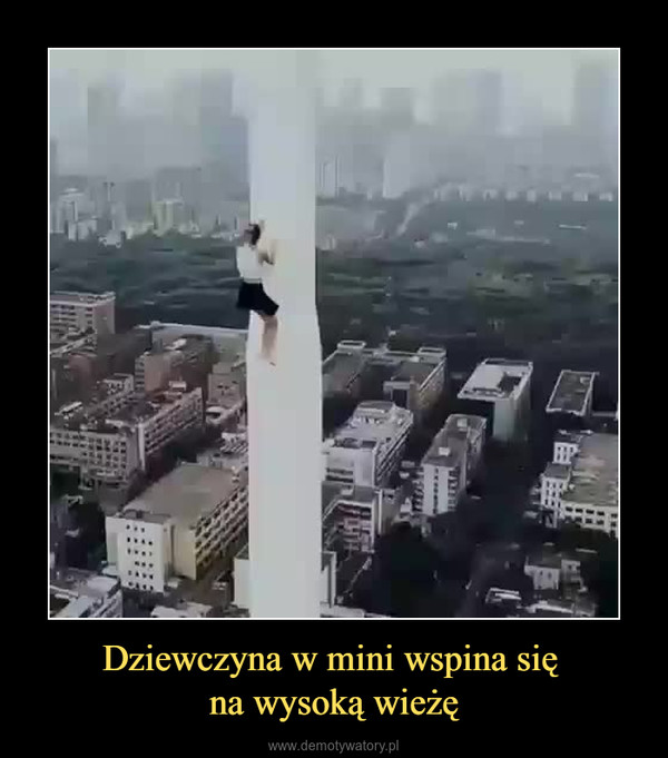 Dziewczyna w mini wspina się na wysoką wieżę –  