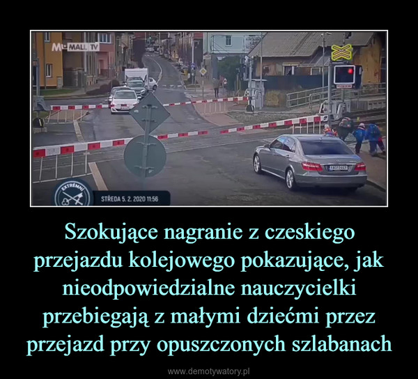 Szokujące nagranie z czeskiego przejazdu kolejowego pokazujące, jak nieodpowiedzialne nauczycielki przebiegają z małymi dziećmi przez przejazd przy opuszczonych szlabanach –  