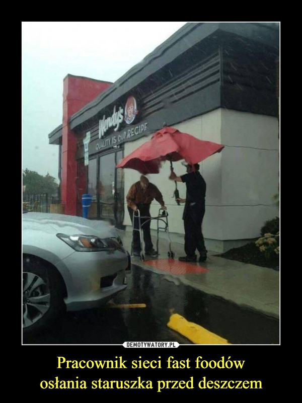 Pracownik sieci fast foodówosłania staruszka przed deszczem –  
