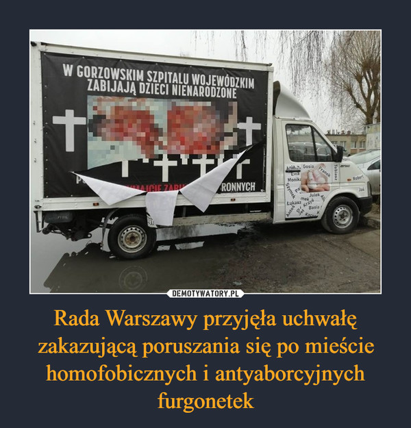 Rada Warszawy przyjęła uchwałę zakazującą poruszania się po mieście homofobicznych i antyaborcyjnych furgonetek