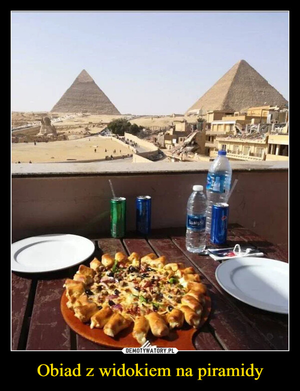 Obiad z widokiem na piramidy –  