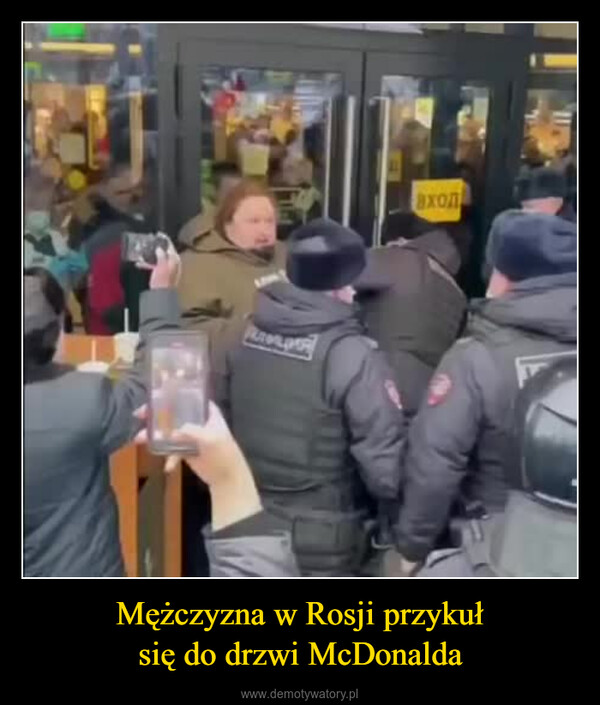 Mężczyzna w Rosji przykułsię do drzwi McDonalda –  