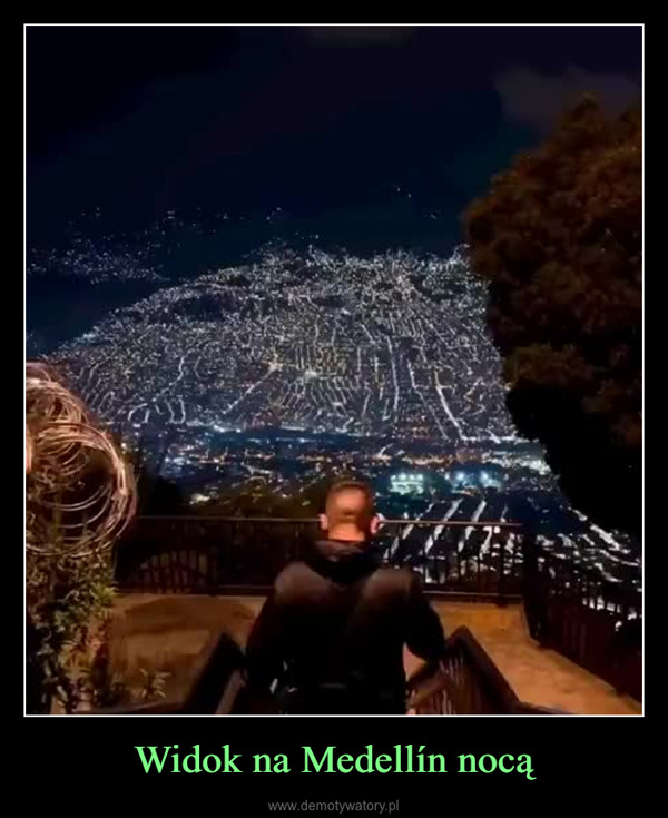 Widok na Medellín nocą –  