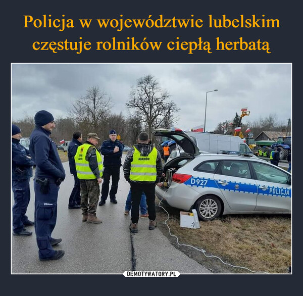 Policja w województwie lubelskim częstuje rolników ciepłą herbatą