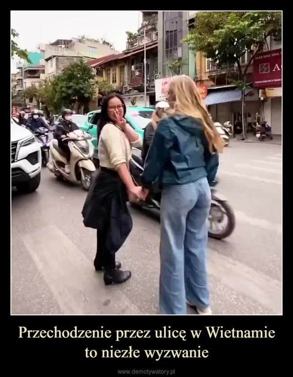 Przechodzenie przez ulicę w Wietnamie to niezłe wyzwanie –  NUONG